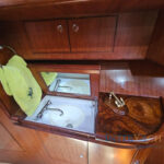 foto del lavabo del segundo camarote de un Alaska 48 en venta en interyachts en barcos de segunda mano