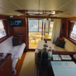 foto del salon y cocina de un Alaska 48 en venta en interyachts en barcos de segunda mano