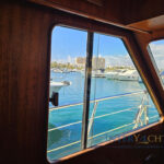 vista desde el interior a través de una ventana en un Alaska 48 en venta en interyachts en barcos de segunda mano