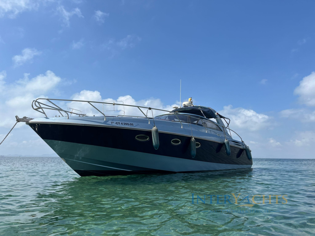 vista lateral de de un yate Sinergia 40 en venta por interyachts entre sus barcos de segunda mano