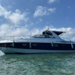 vista lateral de Yate Sinergia 40 de un Fairline 31 Corniche en venta por interyachts entre sus barcos de segunda mano