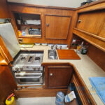 foto de la cocina de un Fairline 31 Corniche en venta por interyachts entre sus barcos de segunda mano