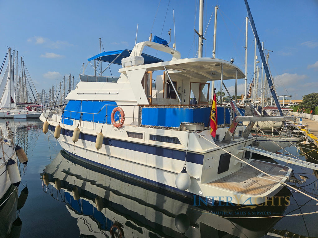 vista exterior lateral de un Trawler de 12 metros en venta por interyachts entre sus barcos de segunda mano